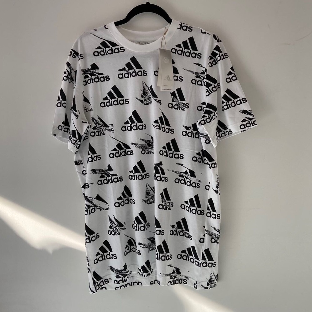 Men's Adidas Essential Brandlove Tee Size Medium
